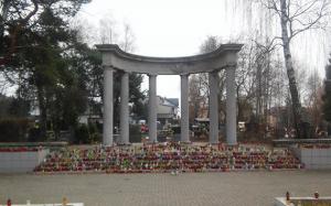 Опубликовали фото советского кладбища в Польше, заставленного свечами и лампадами - Похоронный портал