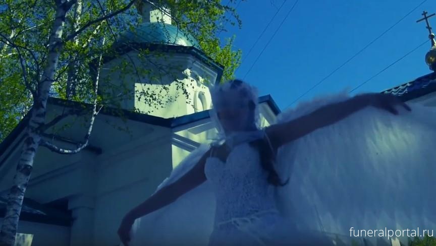 Автор «Венецианского карнавала» под Новосибирском сняла клип о затоплении кладбища в Оби