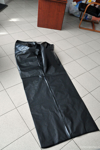 Суровые череповецкие ритуальщики: за 19 тыс. рублей тело умершего обернули пленкой и закидали окровавленными тряпками - Похоронный портал