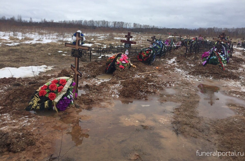 Гробы всплывают – деньги утекают: жители Ржева вынуждены хоронить родственников на болотистом кладбище - Похоронный портал