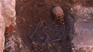 В Великобритании найдены останки средневекового священника, умершего от голода - Похоронный портал