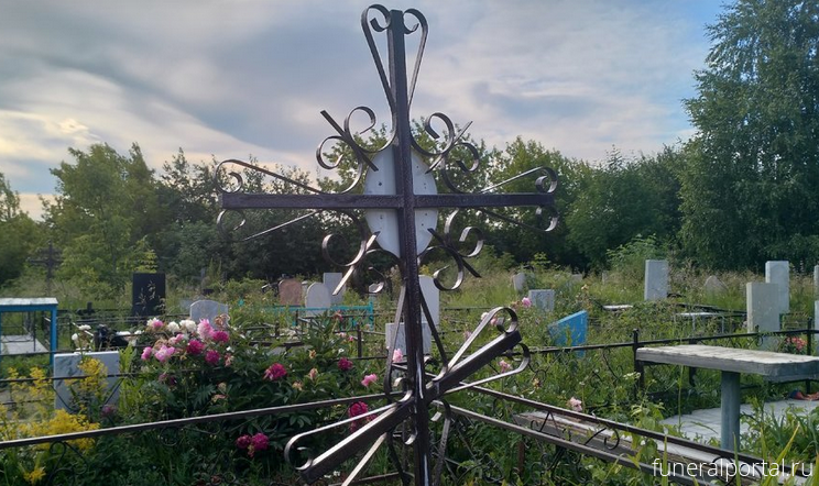 В Омске мужчина перепродавал оградки на кладбище с одной могилы на другую - Похоронный портал