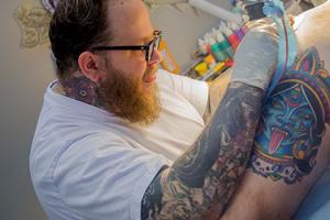 Американцам предложили сувениры из вырезанных у умерших родственников татуировок - Похоронный портал