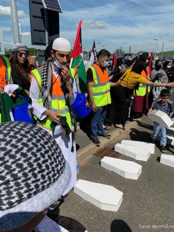 Protesters descend on BAE Systems with 'stop arming Israel' funeral procession for Gaza children - Похоронный портал