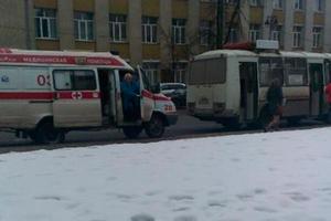 В центре Курска пьяная женщина упала на тротуар и скатилась под автобус  - Похоронный портал