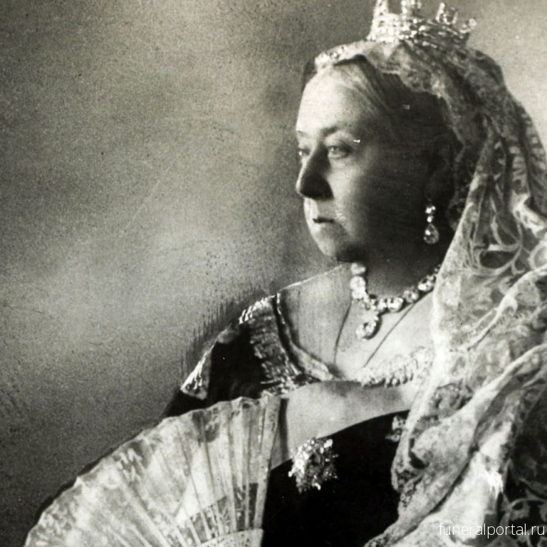 Queen Victoria's mourning brooches could soon be yours... - Похоронный портал