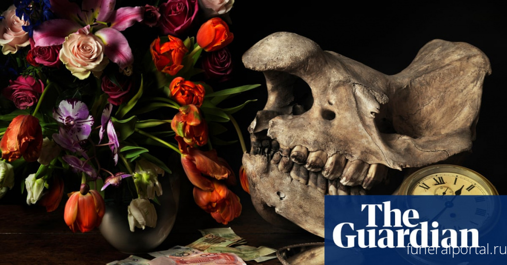 Last chance: memento mori images created with animal skulls