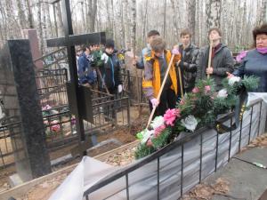 На Бабушкинском кладбище Ярославского района, ГБОУ СОШ № 1374 провела патриотическую акцию по приведении в порядок мест воинских захоронений - Похоронный портал