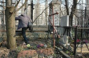 В Воронеже неизвестные похитили ограду Коминтерновского кладбища - Похоронный портал