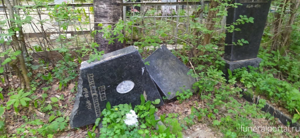 Сыктывкар. На Центральном кладбище обвалилось надгробие на захоронении 14 летчиков - Похоронный портал