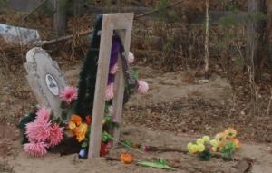 В Братске вандалы осквернили два десятка могил на Бикейском кладбище (видео) - Похоронный портал