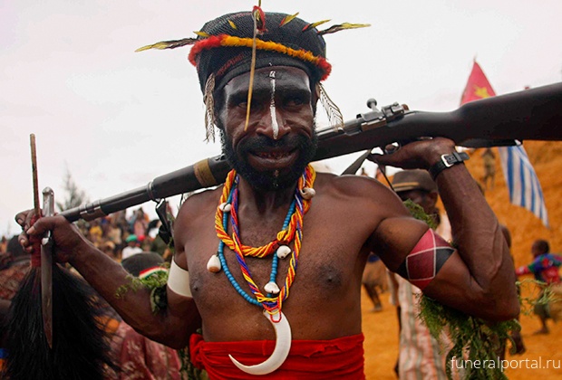Папуасы веками воевали луками и копьями. Автоматы превратили их жизнь в кошмар
