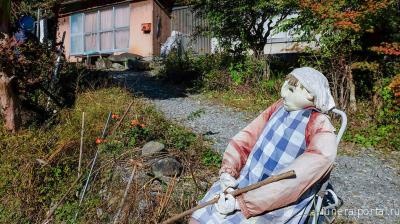 Фото заброшенной деревушки, где умерших жителей превращают в куклы