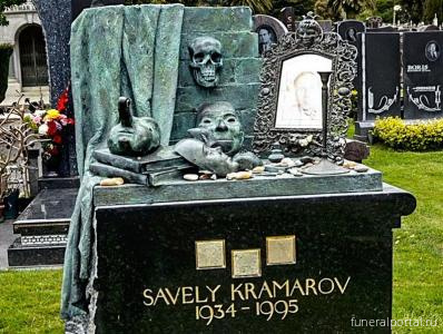 Гримерный стол и череп с масками: почему надгробие Савелия Крамарова выглядит именно так