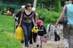 Экологи: «На пластиковые цветы белорусы тратят полмиллиона долларов!» - Похоронный портал