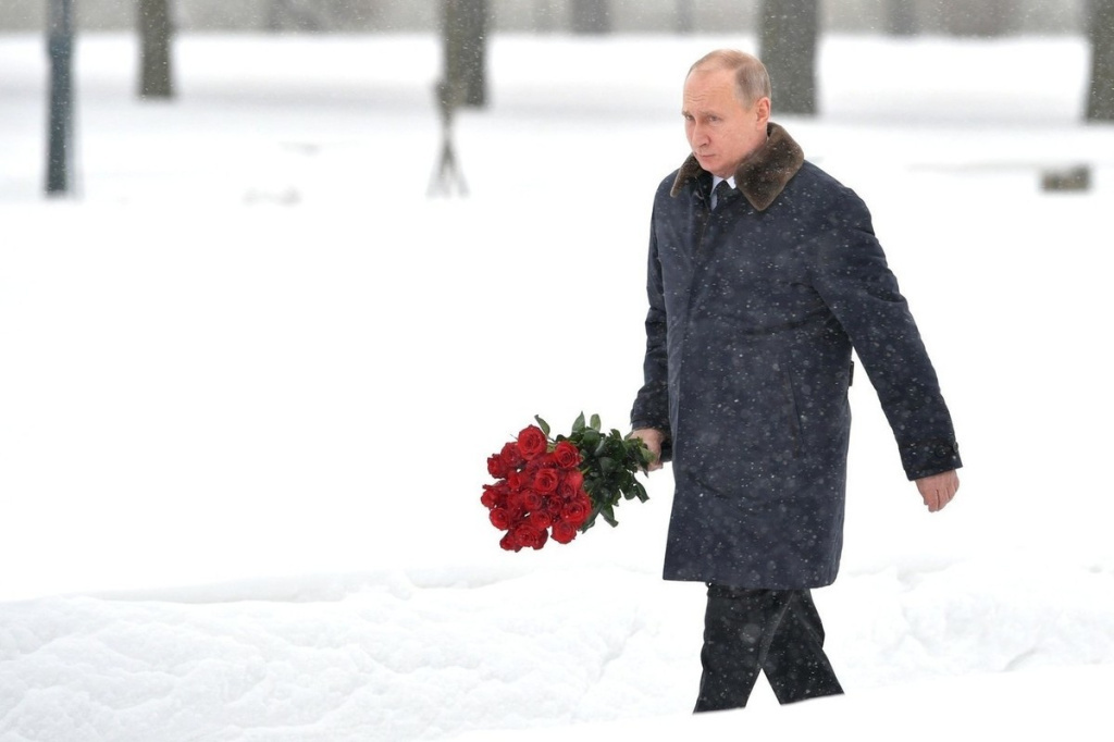 Петербург. Женщину подозревают в осквернении могилы родителей Путина - Похоронный портал