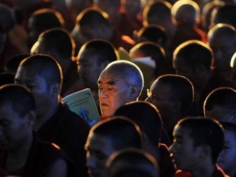 В Тибете два монаха совершили акты самосожжения - Похоронный портал
