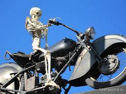 Королёв. Мотоциклист, перевозивший скелет, удивил жителей Королева - Похоронный портал
