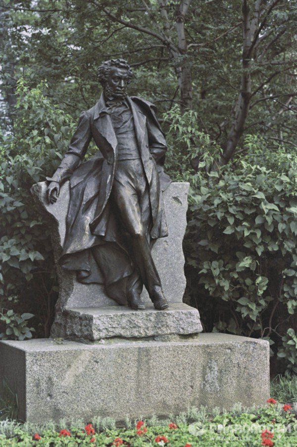 К 211-летию Александра Сергеевича Пушкина РИАНовости опубликовало 17 самых знаменитых памятников поэту