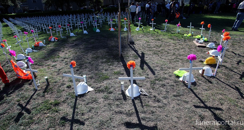 ‘600 Crosses’ Honor Immigrant Essential Workers Who Died During Pandemic