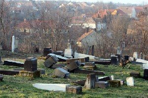 В Венгрии осквернено еврейское кладбище, останки выброшены из склепов - Похоронный портал