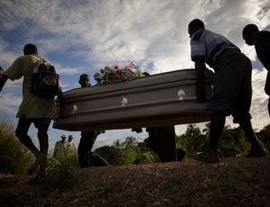 Головотяпство по-итальянски: вначале покойника хоронят ногами в изголовье… - Похоронный портал