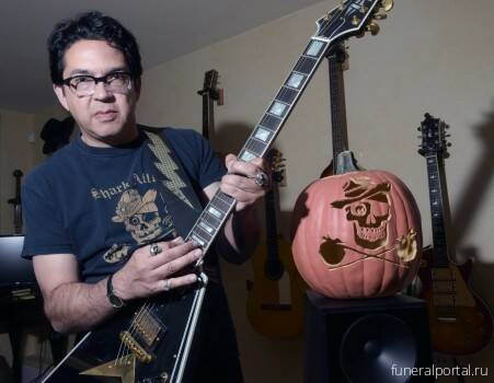 Патологоанатом из Сан-Ансельмо вырезает музыкальные легенды в тыквах