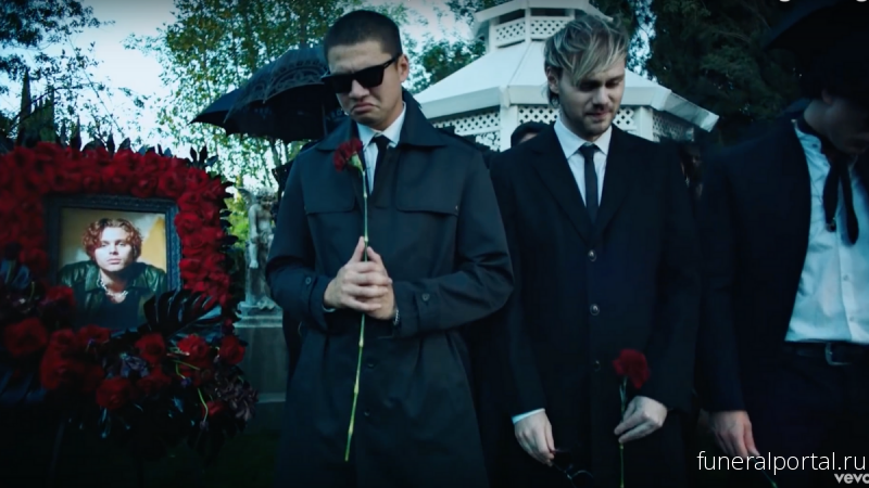 Music video by 5 Seconds of Summer performing No Shame