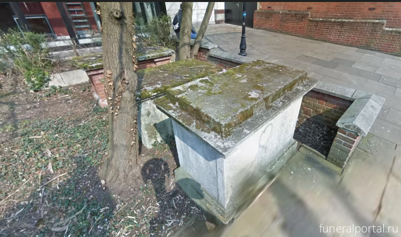 В Великобритании надгробия обнесут оградами из-за занимающихся сексом людей - Похоронный портал