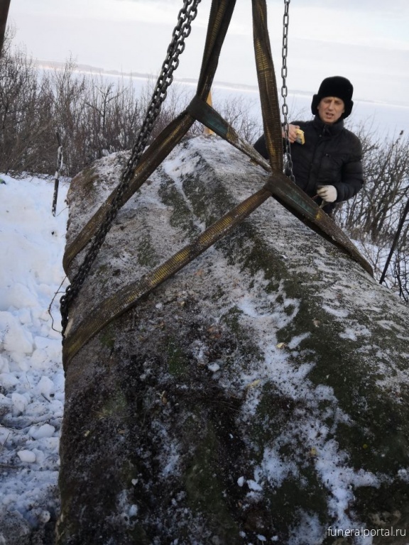 В Татарстане краеведы спасли от падения с обрыва надгробие XIV века - Похоронный портал