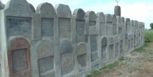 На Львовщине из заброшенных надгробий построили Стену Памяти - Похоронный портал