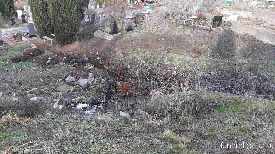 Алуштинское кладбище превратилось в свалку - Похоронный портал