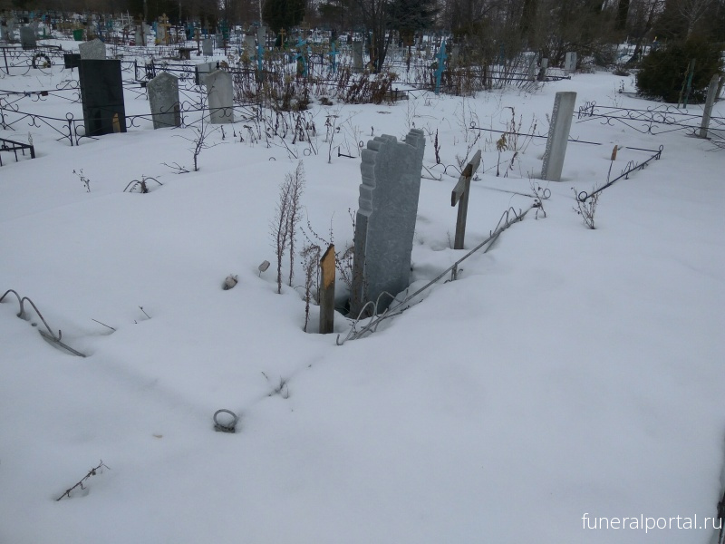 Липецк. Бомжующая пара обогревала свое жилище крестами с кладбища - Похоронный портал