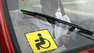 ГИБДД начала штрафовать за движение на автомобиле с неправдивой наклейкой «Инвалид» - Похоронный портал