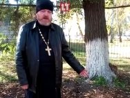 Священник показал сквер, где нашел скелет в дорогом гробу (видео) - Похоронный портал