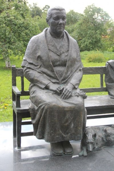 Памятник матери Юрия Гагарина Анне Тимофеевне в Гжатске/Гагарине