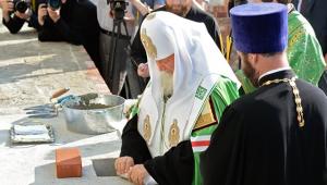 Патриарх заложил храм на месте погребения Серафима Саровского - Похоронный портал