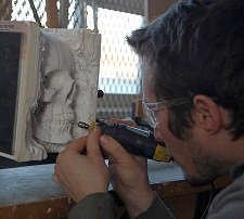 Необычная техника скульптора Маскулла Ласерре. Череп из макулатуры