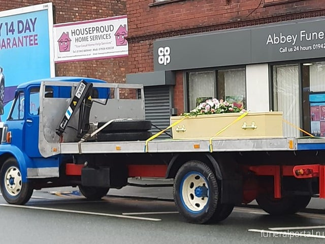 Wigan borough man carried to funeral on back of his beloved vintage truck - Похоронный портал
