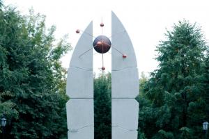Первый в России памятник «Покорителям атома» появился в Новосибирске - Похоронный портал