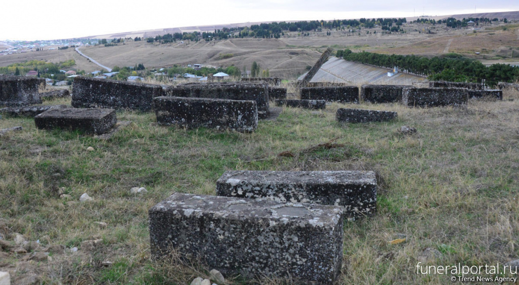 Азербайджан. Птицы пьют воду с древних надгробий – удивительное кладбище в Шамахы