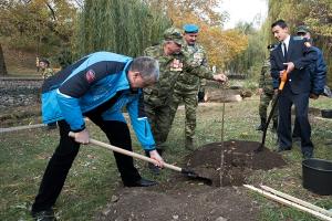 В Крыму высадили Аллею Славы в честь защитников Новороссии - Похоронный портал