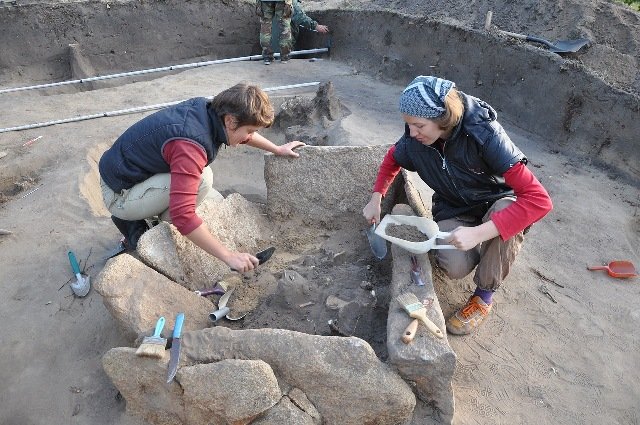 Археологи нашли единственный в Западной Сибири каменный гроб - Похоронный портал