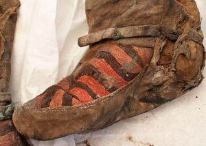Тысячелетняя мумия в ботинках Adidas оказалась швеей - Похоронный портал