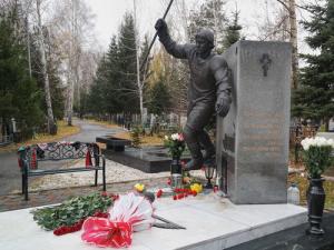 Игроки и болельщики «Авангарда» посетили могилу Черепанова - Похоронный портал