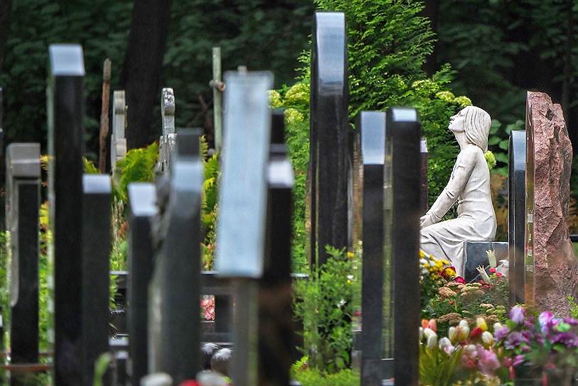 О чем говорят надгробные надписи на российских кладбищах