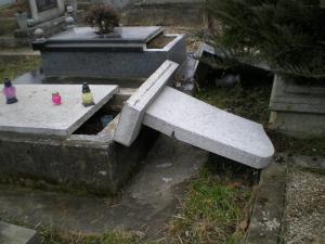 Вандалы повредили надгробия на кладбище в Ставропольском крае - Похоронный портал