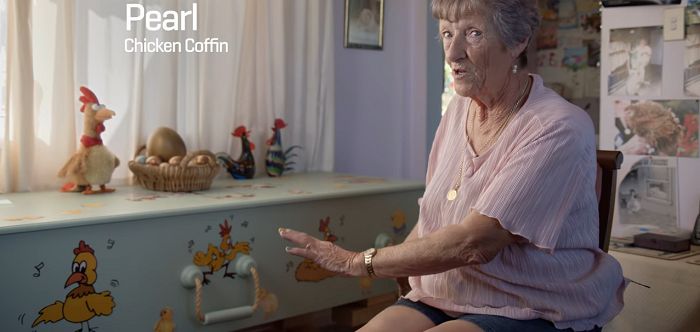Пожилая женщина научила пенсионеров делать самим себе гробы. «Подземная мебель» помогает им не бояться смерти