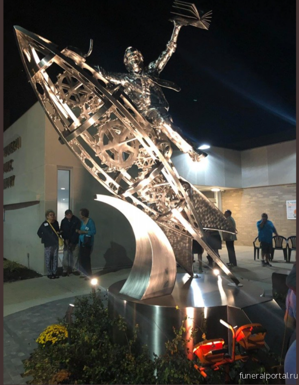 Waukegan Public Library Unveils Ray Bradbury Statue - Похоронный портал