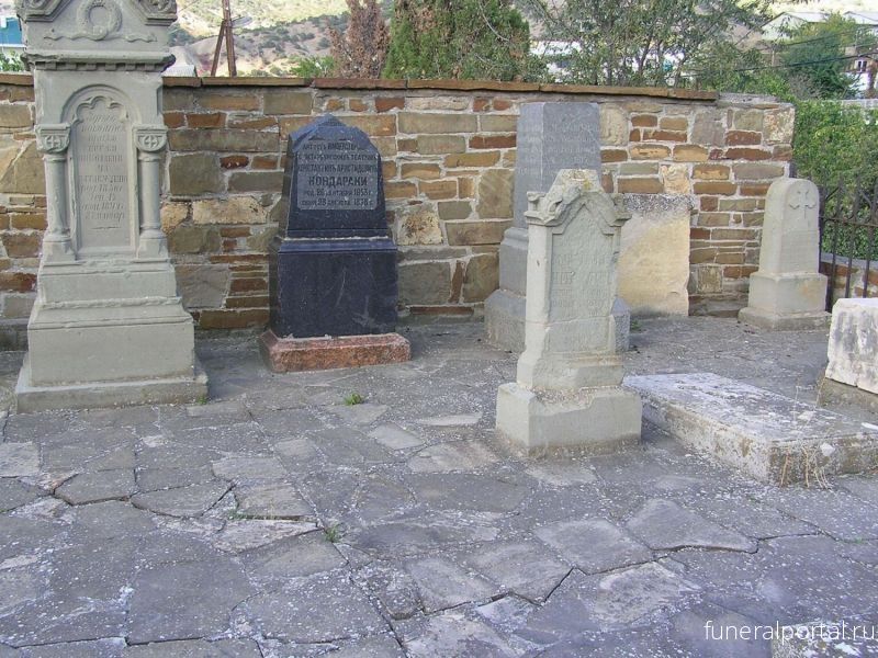 Крымчанин нашел около ста надгробных плит старинного немецкого кладбища - Похоронный портал